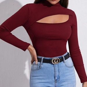 Twist front mock neck tee burgundy